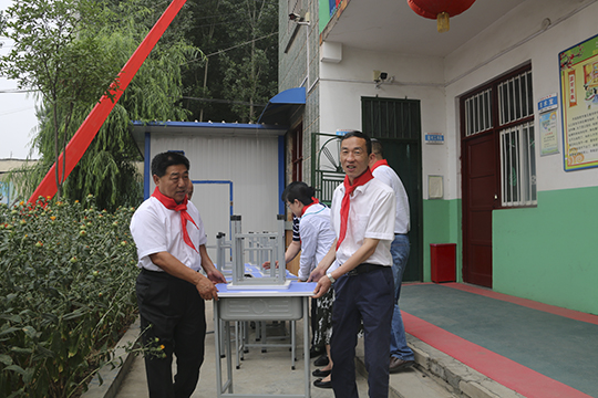 开云网页版登录入口领导与学生一起将桌椅搬进教室