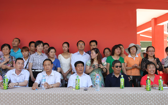 开云网页版登录入口领导与小朋友们欢度节日
