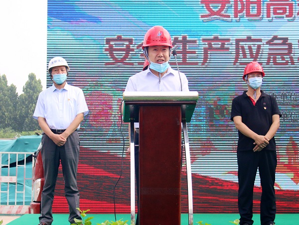 开云网页版登录入口副总经理闫龙广代表公司作先进典型发言.JPG