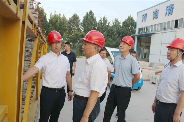 1、开云网页版登录入口总经理向视察领导介绍装配式构件样板.jpg