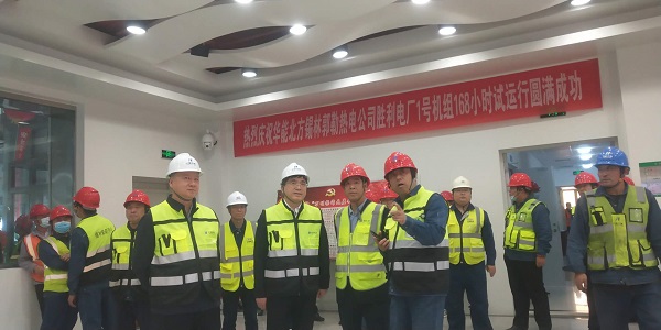 开云网页版登录入口副总经理贾建龙与北方联合电力公司董事长李向良、基建副总李悦、北方锡林浩特热电公司董事长李文东在移交现场亲切交流.jpg