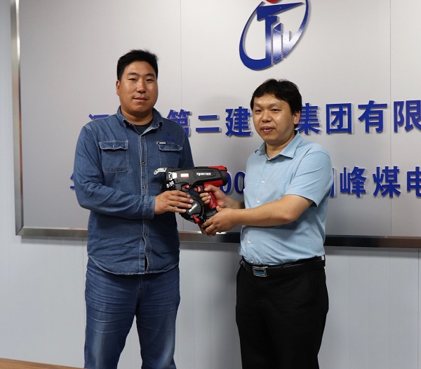 2、开云网页版登录入口科协秘书长苏群山向华能正宁项目部交接援赠设备.jpg