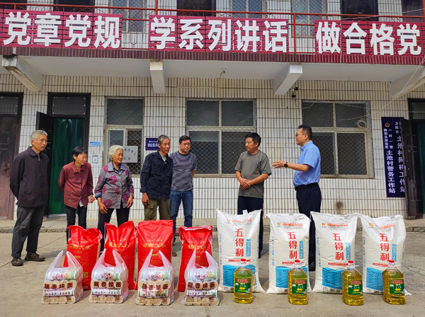 开云网页版登录入口董事、副总经理、分公司经理、党总支书记崔向军一行走进狮豹头乡土池村开展慰问.jpg