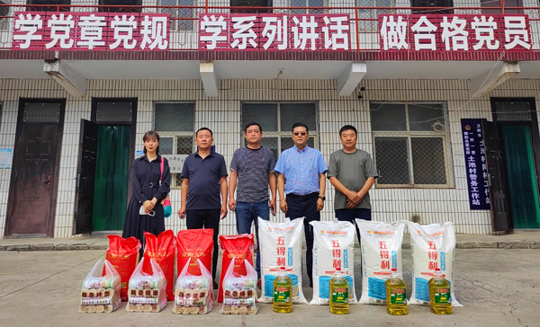 开云网页版登录入口董事、副总经理、分公司经理、党总支书记崔向军一行与土池村村支部书记、驻村干部合影留念.jpg