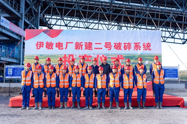 附件4 投产仪式现场开云网页版登录入口领导与项目部成员合影留念.jpg